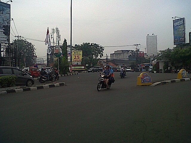 anangcilacap's tweet photo. @RadioElshinta arus lalin di perempatan lampu merah srengseng jakbar terpantu rame lancar di segala arah.cuaca cerah https://t.co/RDXpBV5D7W