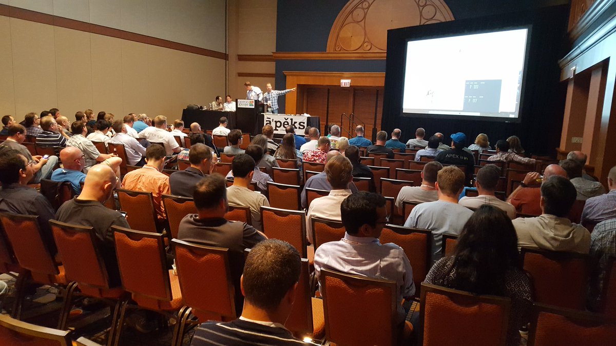 jduling's tweet photo. Awesome turnout for Apex open-minded night #orclapex #Kscope16 https://t.co/qCAkzQtM4F