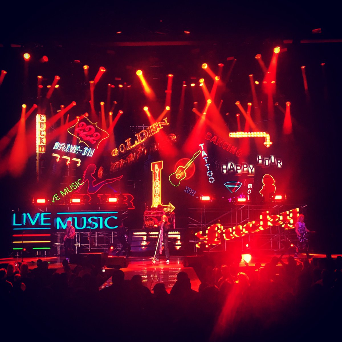 Time to pour some sugar! <a href="/DefLeppard/">Def Leppard</a> <a href="/LakeviewAmp/">Lakeview Amp</a> #syracuse