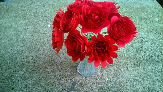 AlwaysnBlossom's tweet photo. Paper flowers bouquet of 12 Large red roses Centerpie… https://t.co/71eY032Wam #KikisCollections #LargePaperFlowers https://t.co/IcP7INlDy0