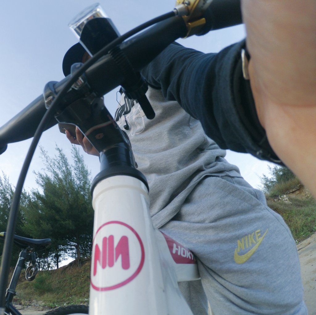 nadjiha_nn's tweet photo. --miss--
Miss his bike maksudnya 😂😄✌
#hokya 
#couplerider https://t.co/OUMlWcaXOt