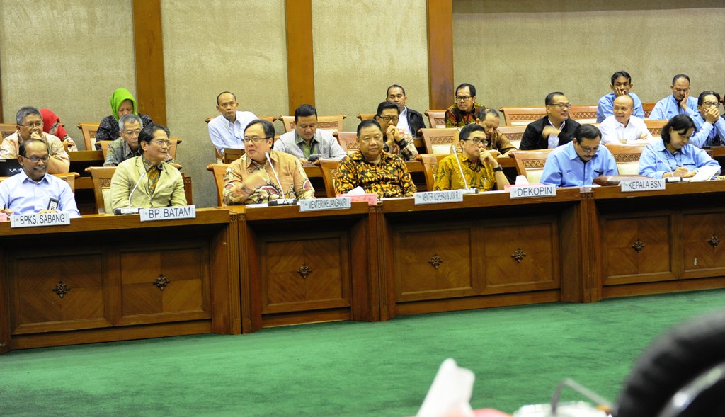 Rapat kerja dg DPR RI Komisi VI di gedung DPR RI, menyepakati kesimpulan pemotongan anggaran utk Kementerian/Lembaga