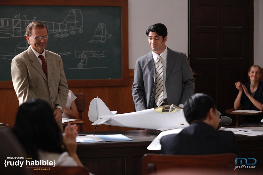 iklanraya_'s tweet photo. RUDY HABIBIE (HABIBIE &amp; AINUN 2) tayang 2 Hari Lagi di bioskop. https://t.co/CQYjKGb2U7 https://t.co/4J6BrNjnWq