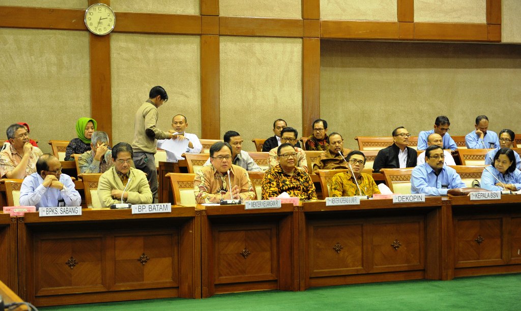 MenkopUKM <a href="/puspayoga_/">Puspayoga</a> , <a href="/KemenkeuRI/">#UangKita</a> Bambang B &amp; Ketua Harian #Dekopin Agung Sudjatmoko di DPR RI Komisi VI (27/06)