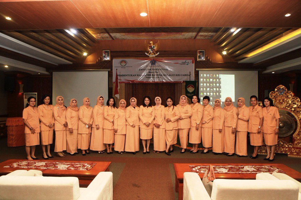 Ibu Bintang Puspayoga brsma angg &amp; pengurus Dharma Wanita pd Acr Seminar Parenting @ Graha Sewaka Dharma,Dps (27/06)
