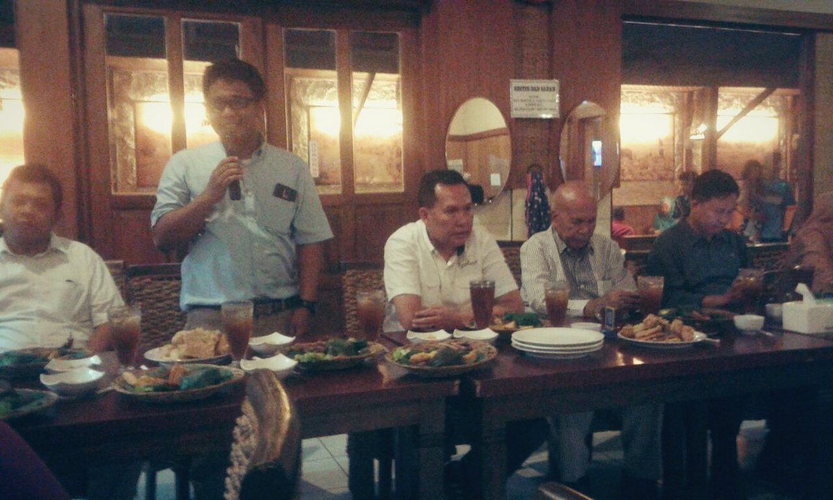 WisnuCentre's tweet photo. Dlm acara buka puasa DPD BM Pan kota bekasi di hadiri juga ketua DPD Pan kota bekasi bpk H.fatur R duata @DPP_BMPAN https://t.co/0CVKTYKhoy