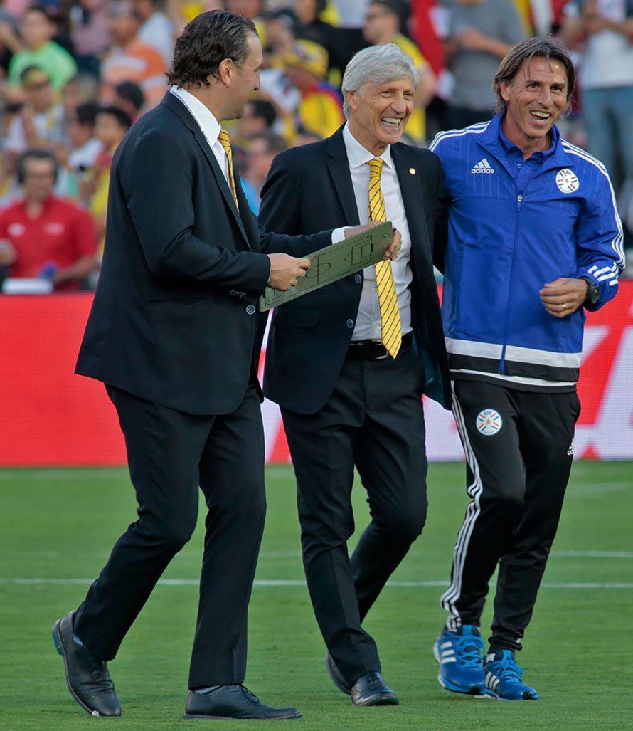 FCFSeleccionCol's tweet photo. Perseverancia, paciencia y entrega, cualidades que nuestro #HinchaOficial destaca de José Pékerman. 👏👏 https://t.co/eM0m4KUT9j