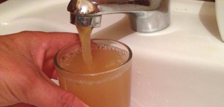 biobio's tweet photo. Vecinos de La Araucanía no pueden usar agua potable hace 1 año por contaminación https://t.co/lsoS5hdZS1 https://t.co/iX13cZAMHt
