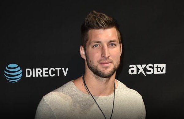 BleacherReport's tweet image. While on a flight, Tim Tebow offers support for a man with heart problems through prayer    ble.ac/296Hoet