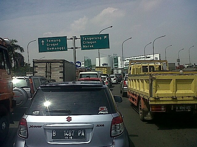 anangcilacap's tweet photo. @RadioElshinta arus lalin TOL dari puri indah mengarah tanggerang padat merayap.cuaca cerah https://t.co/gk1EXG0D3f