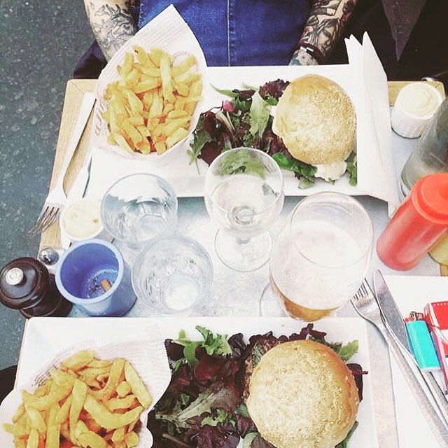 Harpers_Paris's tweet image. #HarpersParis #Lunch #Burger #PauseDej #HappyFood #Frites #Collegues #Paris17 #Paris18 #Terrasse #OnEstBien