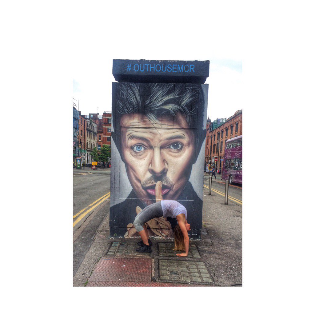There's a starman waiting in the sky
He'd like to come and meet us
But he thinks he'd blow our minds...✨ #DavidBowie