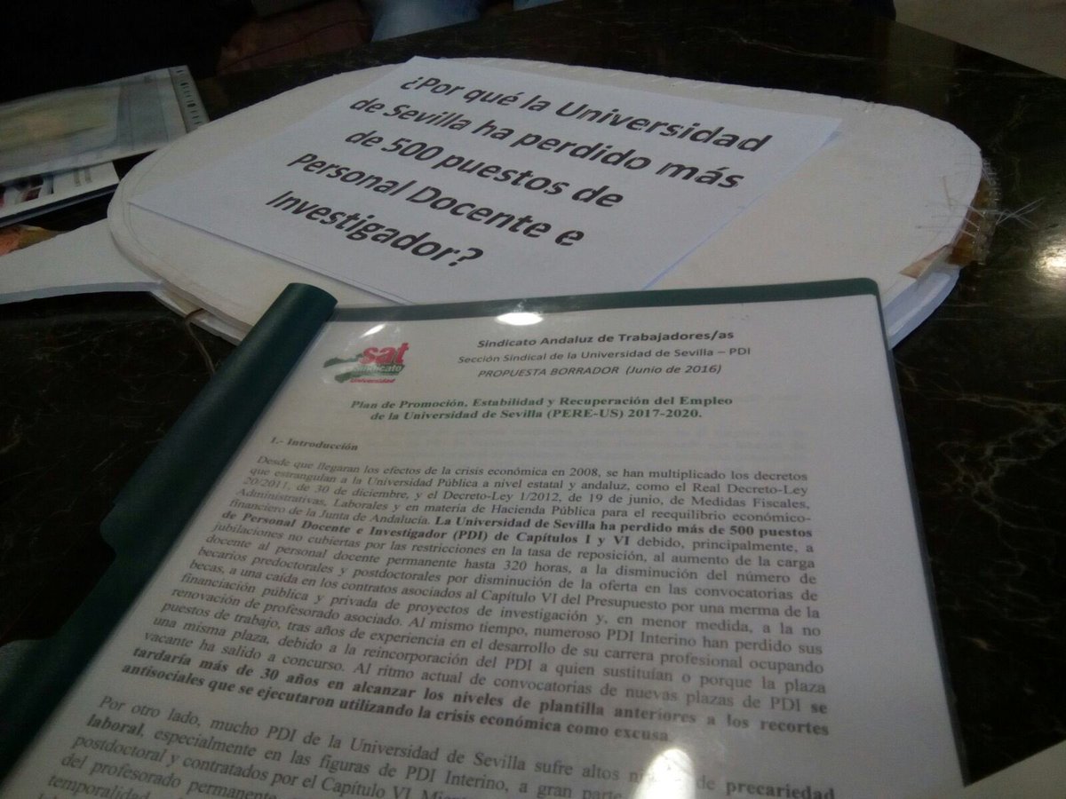 _red_us's tweet photo. Seguimos en rectorao de @unisevilla reclamando dignidad y recuperación del empleo #PEREUS https://t.co/ZU2OitkZjZ