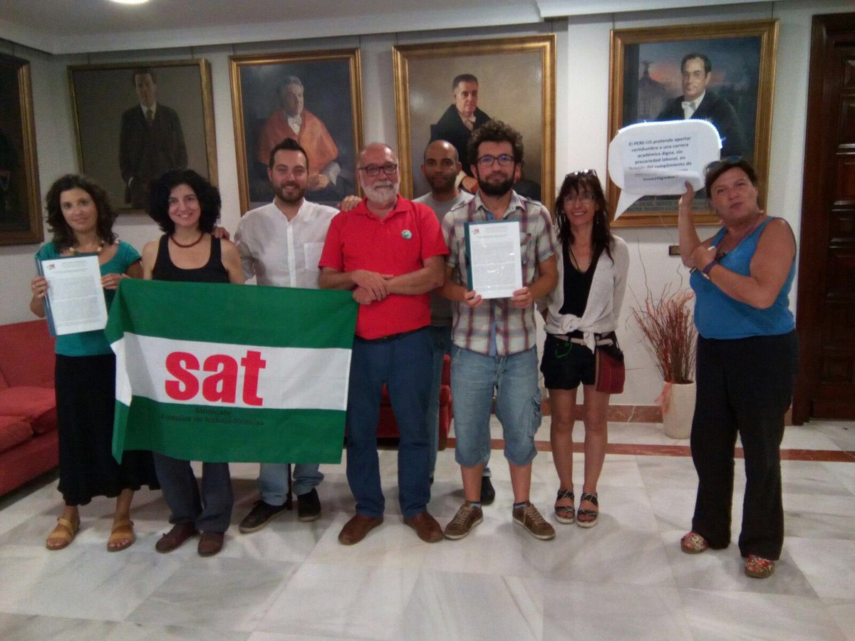 _red_us's tweet photo. Seguimos en rectorao de @unisevilla reclamando dignidad y recuperación del empleo #PEREUS https://t.co/ZU2OitkZjZ