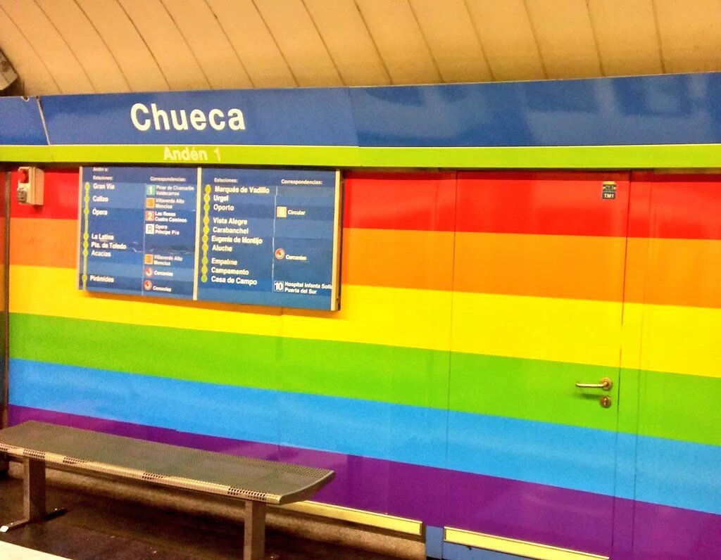 marianrecu's tweet photo. Que bonito hoy el metro!!! Coloreado de Igualdad, Respeto,Y Libertad para tod@s!!! #OrgulloLGBT 💜💚💛💗👍 https://t.co/wZQWw1Ctc5