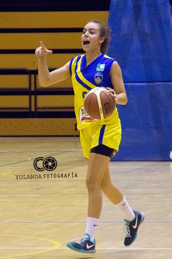 CBClaret's tweet photo. Nuestras jugadoras María González y Angela Vendrell convocadas para la Selección Española U18! Enhorabuena! https://t.co/rUPsMWCxEn