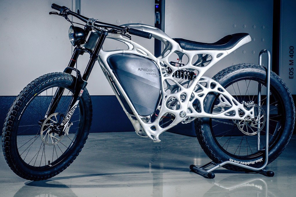 Squaregrowth's tweet photo. A design world first - Super light 3D printed motorbike - superb! #distruptivedesign Only 50 of them made! #innovate https://t.co/vJJ8jwQoKk
