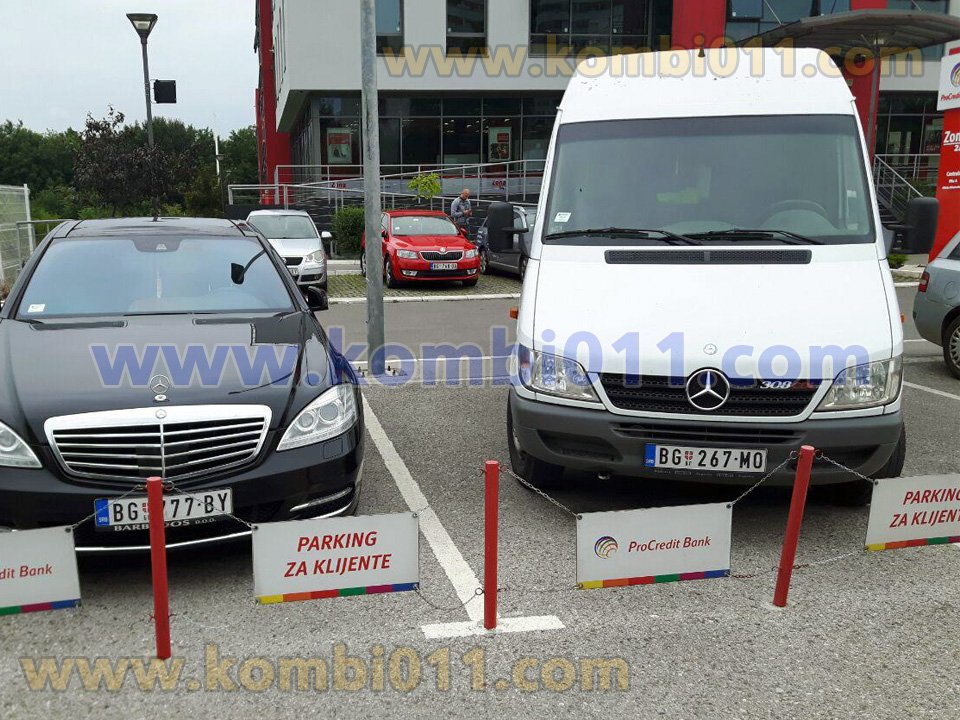kombi011's tweet photo. Prijatno vreme za opušten rad, oba su #mercedes razlika u godinama i kategoriji :D #kombi011 #prevozrobe https://t.co/YBRlOEZ9YP