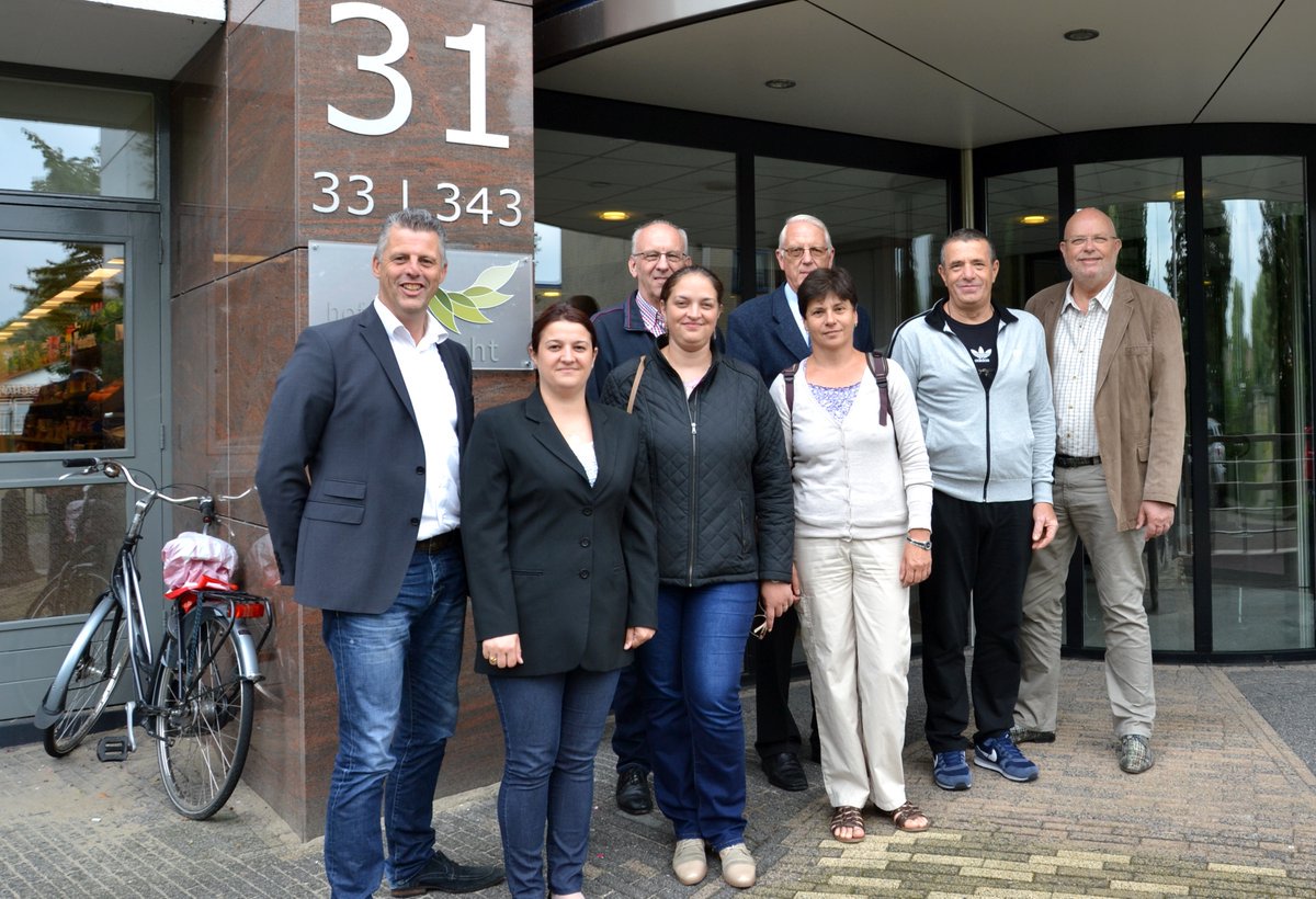 NIEUWS: Hof van Sliedrecht ontvangt zorgmanagers Orăştie sliedrecht24.nl/hof-van-sliedr…

(Foto Hof van Sliedrecht)
