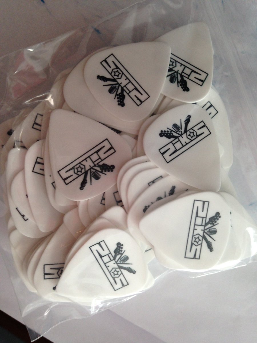 SerieZikos's tweet photo. #plectre #pick #merch2merde #japanexpo https://t.co/6QvzJsZSJC