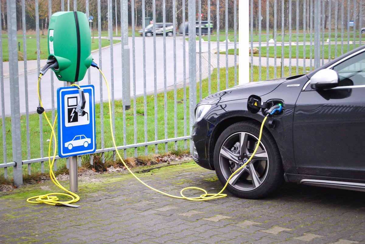 Optimaal gebruik maken van uw (semi)elektrische auto? thenewmotion.com/elektrisch-rij… U rijdt, wij doen de rest