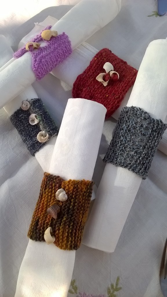 WOOLFISHKNIT's tweet photo. Just to get in the swing of it we knitted a napkin ring before dinner last night. https://t.co/3DsdnIzlAW