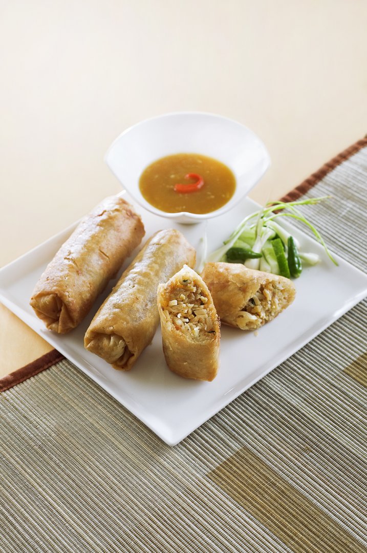iklanraya_'s tweet photo. Lumpia berisi rebung, telur, dan daging ayam atau udang yang digulung dengan kulit terigu. #PesonaLebaranSemarang https://t.co/fTDaVnH8v4