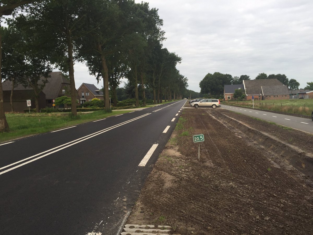 HenkBrinkDr's tweet photo. Vanmorgen werkbezoek reconstructie #N374 Westdorp @ProvDrenthe Mooi geworden, omwonenden tevreden. https://t.co/Uryv9g06kf