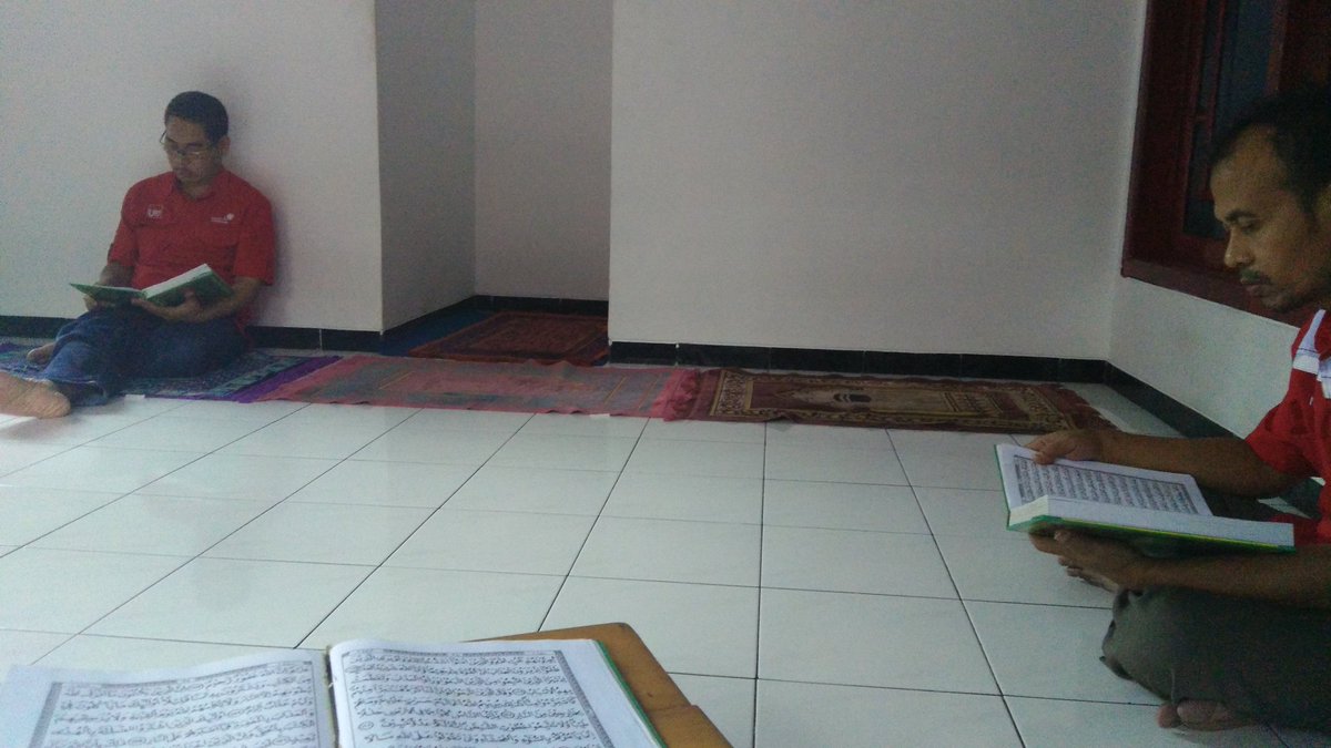 aliagung5's tweet photo. ngaji, ba'dal dhzuhur
@parwi66 
@_funtastic5_ 
#TelkomFuntastic5 
#GEMATREG5 https://t.co/H5x1LFl3dj