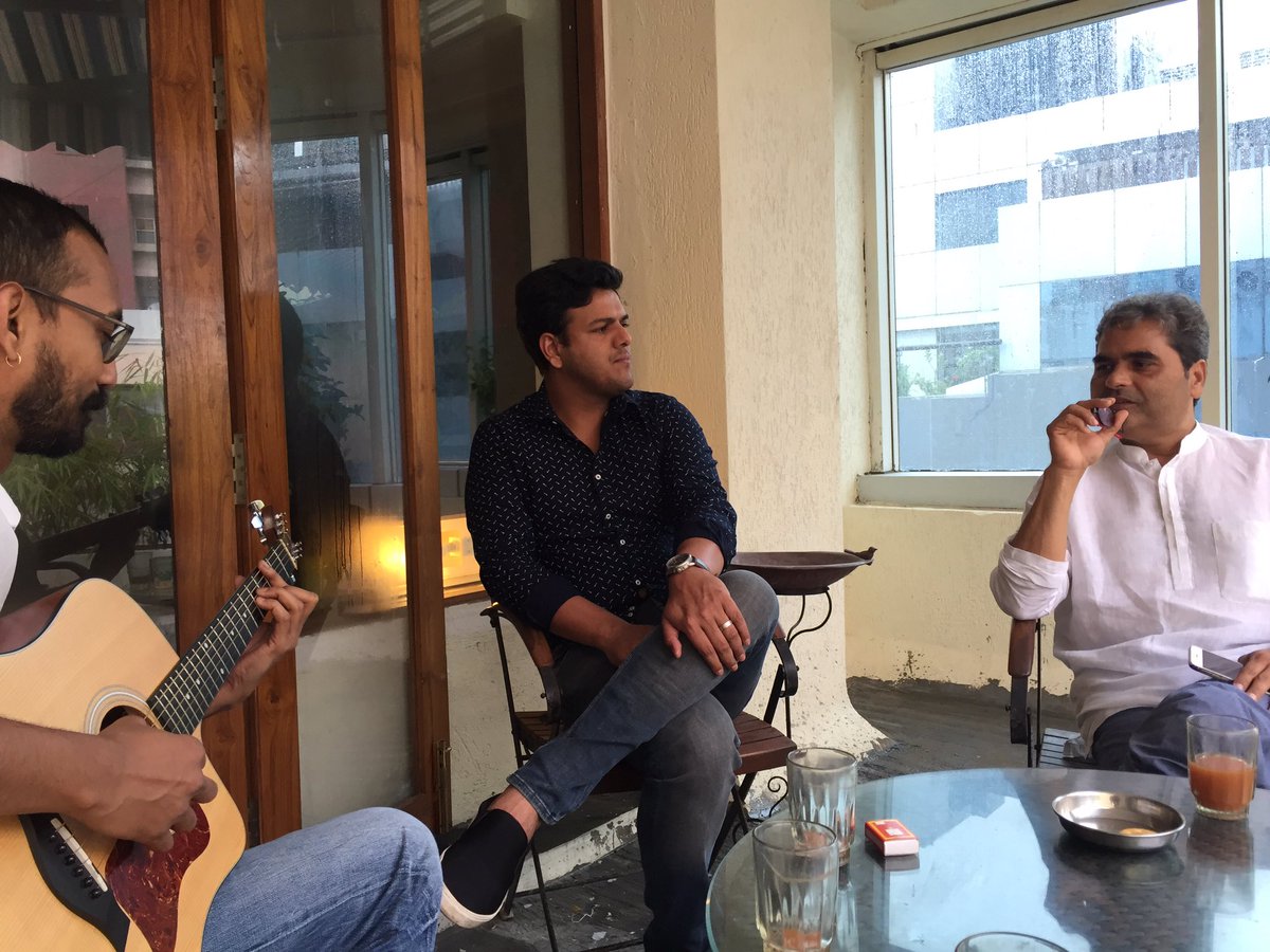 VishalBhardwaj#creating music#Rangoon#with <a href="/ahdosnatek/">Ketan Sodha</a> #Mayukh Sarkar#terrace#baarish#chai aur main😊☔️