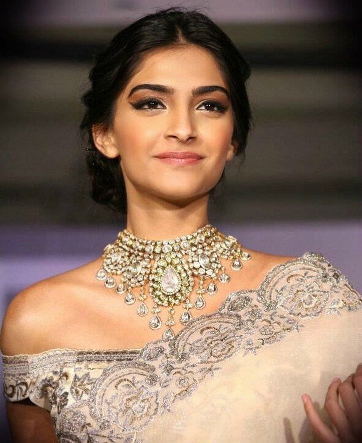 SuneetVarma's tweet photo. #Art #Inspiration and #Svmuse - @sonamkapoor 😘 #Sonamkapoor #coutureALovestory #Suneetvarma https://t.co/SF6LYok5XM https://t.co/t6awzmwDlq