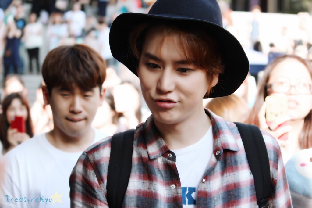 TreasureKyu's tweet photo. #kyuhyun#【2016/06/26音乐剧下班原图】哥哥嘟嘟嘴巴太可爱了！😍😍😍😘😘😘 https://t.co/xxGqCEbb7w