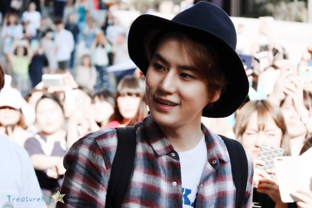 TreasureKyu's tweet photo. #kyuhyun#【2016/06/26音乐剧下班原图】哥哥嘟嘟嘴巴太可爱了！😍😍😍😘😘😘 https://t.co/xxGqCEbb7w