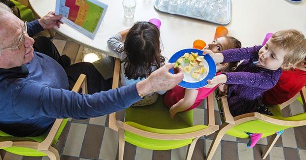 MigrosMagazin's tweet photo. Im #Generationenhaus Neubad in #Basel profitieren #Kinder und #Senioren voneinander https://t.co/uypQySjO7t https://t.co/jP3BByovXM