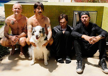 concertholic's tweet photo. Album Baru #RedHotChiliPeppers, "The Getaway" no.1 di Berbagai Negara ➡ 
https://t.co/0pWyvJXcgG https://t.co/gEiB5RFFiV