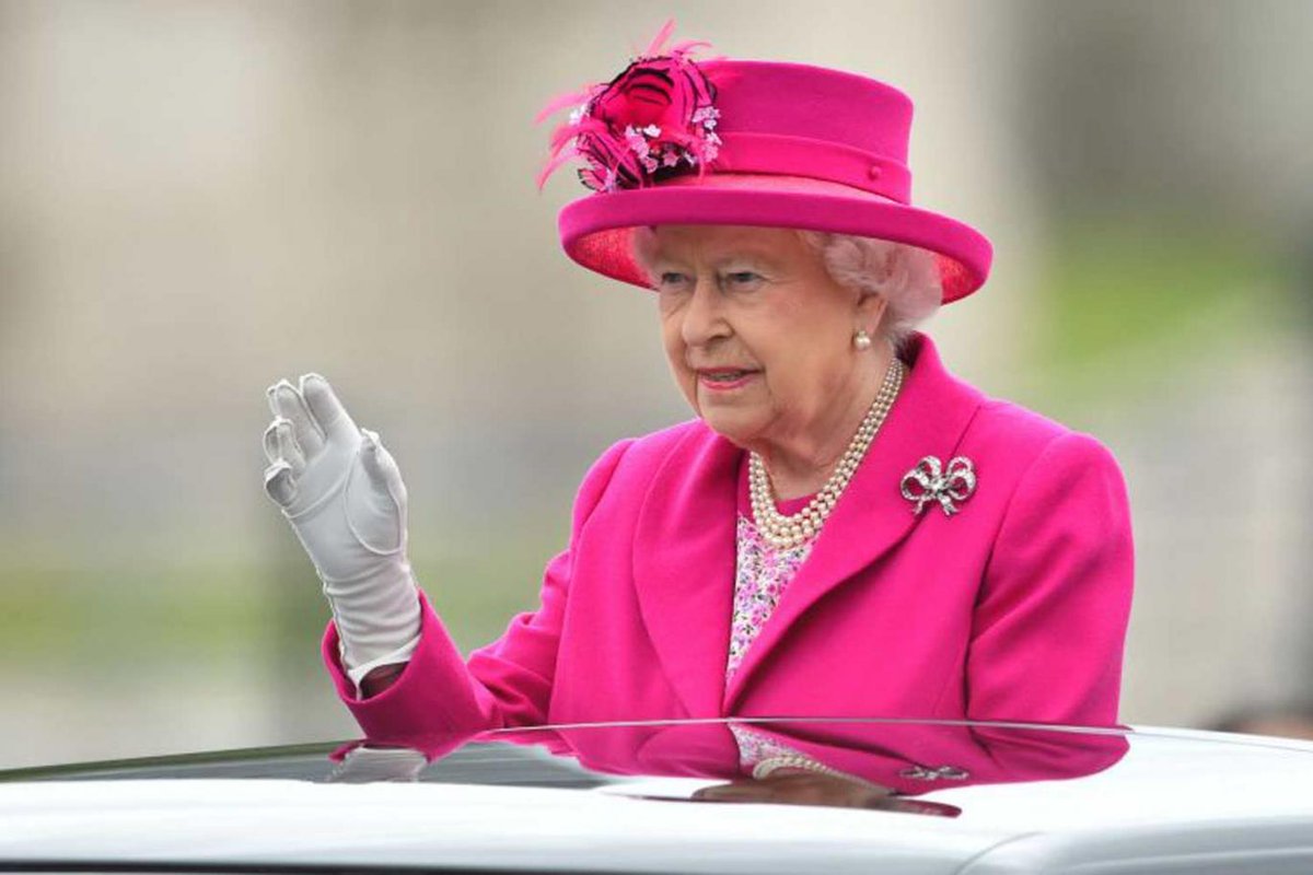 standardnews's tweet photo. The Queen is in line for £2.8m pay rise https://t.co/NRLK8MvUF6 https://t.co/aTcE7hdhqo