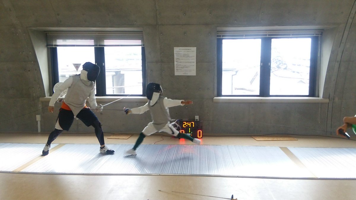 東京ガーデンフェンシングクラブ 日曜初心者教室の様子 ゲームを取り入れたアジリティトレーニングのようなもので大盛り上がり ファイティングではこの春から始めた1年生がとてもきれいな流れで得点を取るという奇跡を見せてくれてコーチも親も感動