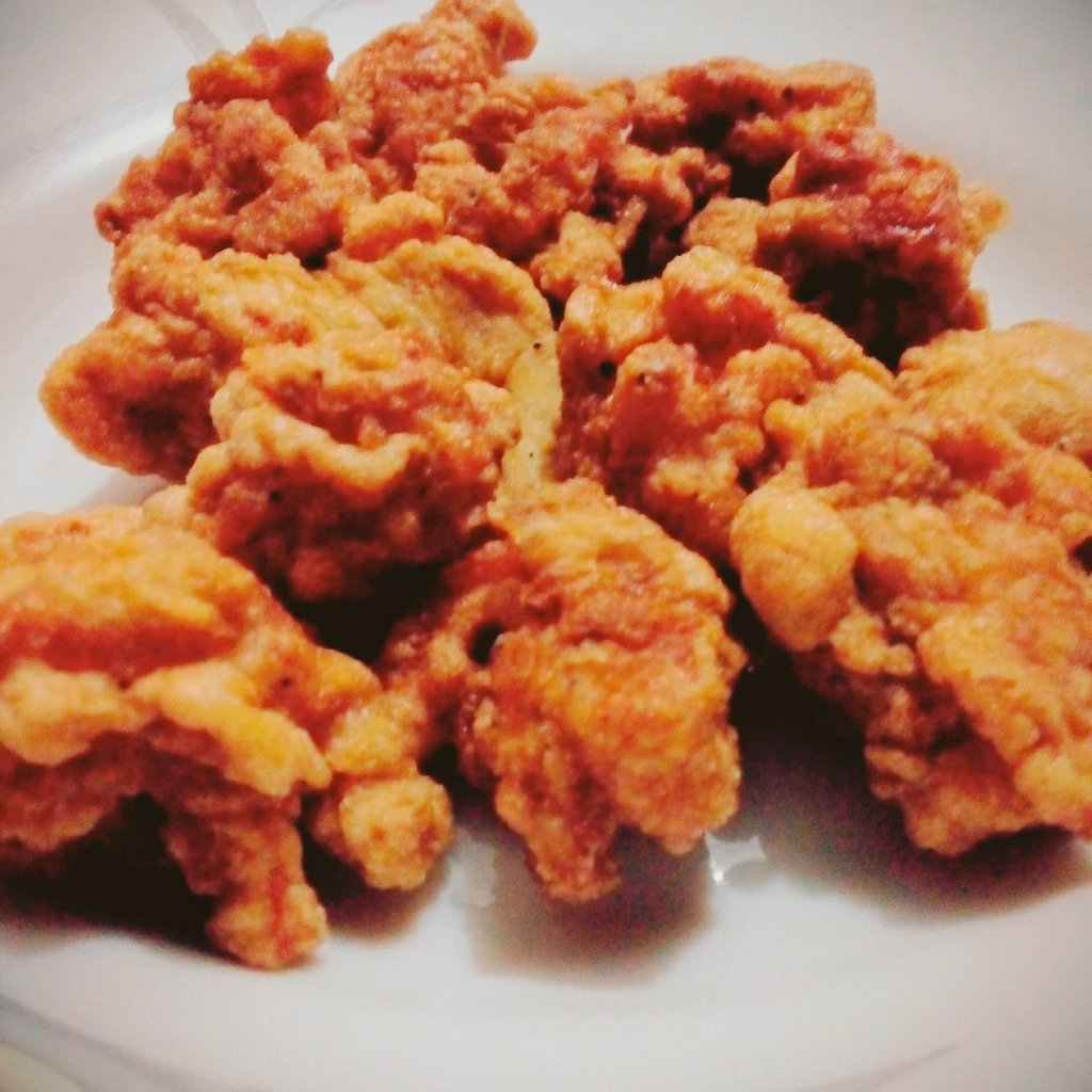 SidraAyaz's tweet photo. #Loadeshedding at #iftar time, so tweeting now! #Crispy #PrawnBalls 🍤🍤🍤 #TweetAMeal #IMadeIt @telenorpakistan https://t.co/rCq3DDQSKs