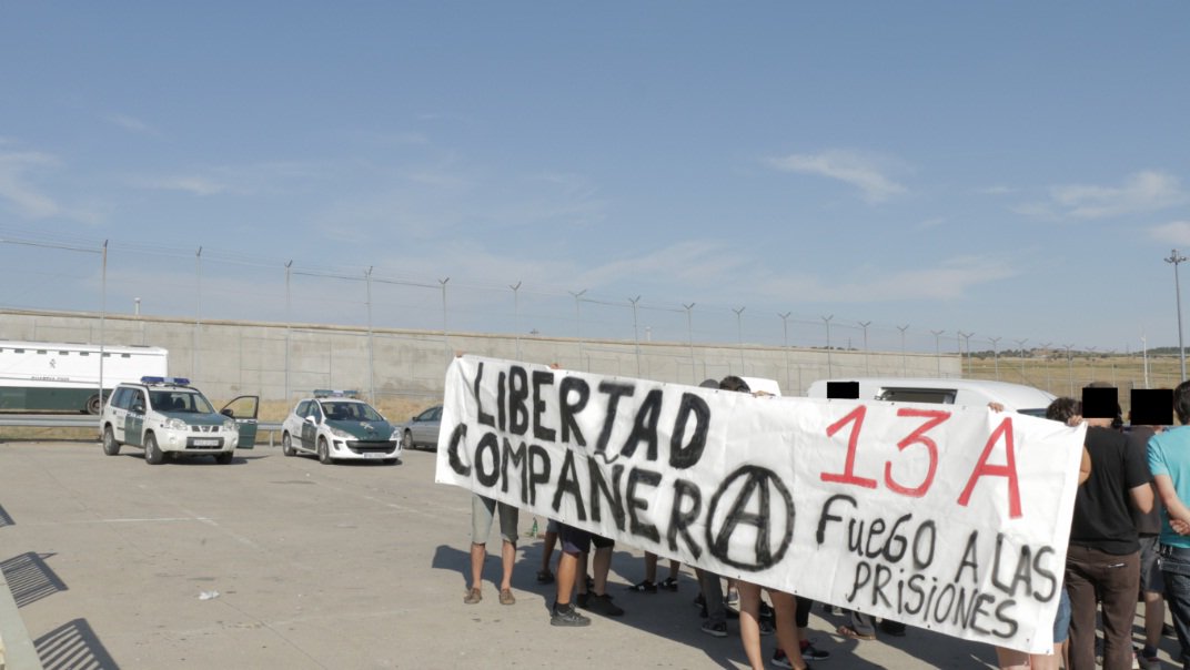 Crònica de la concentració a Soto del Real, on es troba empresonada la companya del 13A:

solidaritatrebel.noblogs.org/post/2016/06/2…