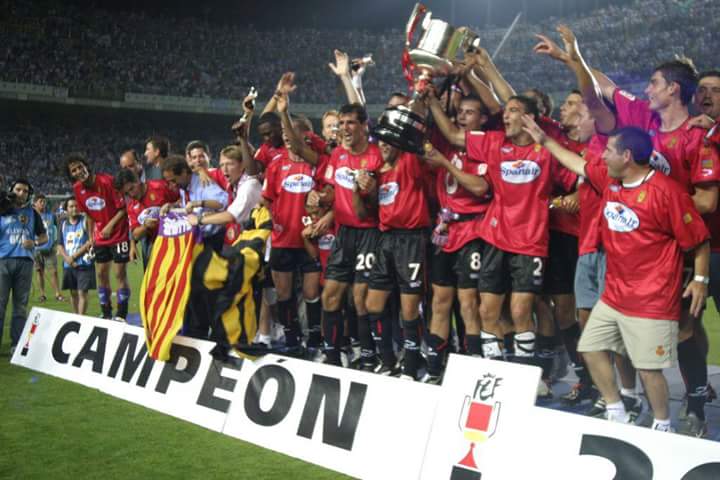 FrontRCDM's tweet photo. 13 anys des de que vàrem tocar sa glòria! Molts d'anys Mallorquinistes!! Mai ho oblidarem 28-06-2003! #ForçaMallorca https://t.co/l94oJNs90P