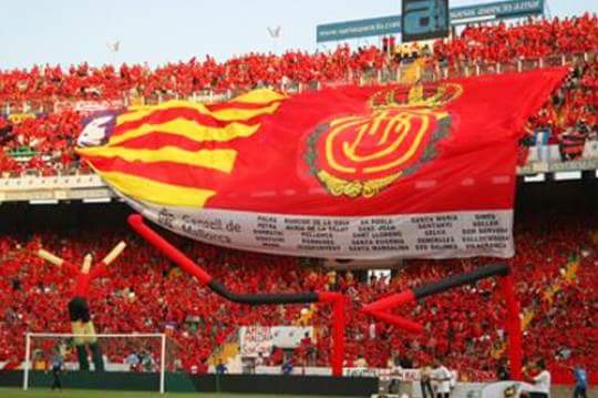FrontRCDM's tweet photo. 13 anys des de que vàrem tocar sa glòria! Molts d'anys Mallorquinistes!! Mai ho oblidarem 28-06-2003! #ForçaMallorca https://t.co/l94oJNs90P