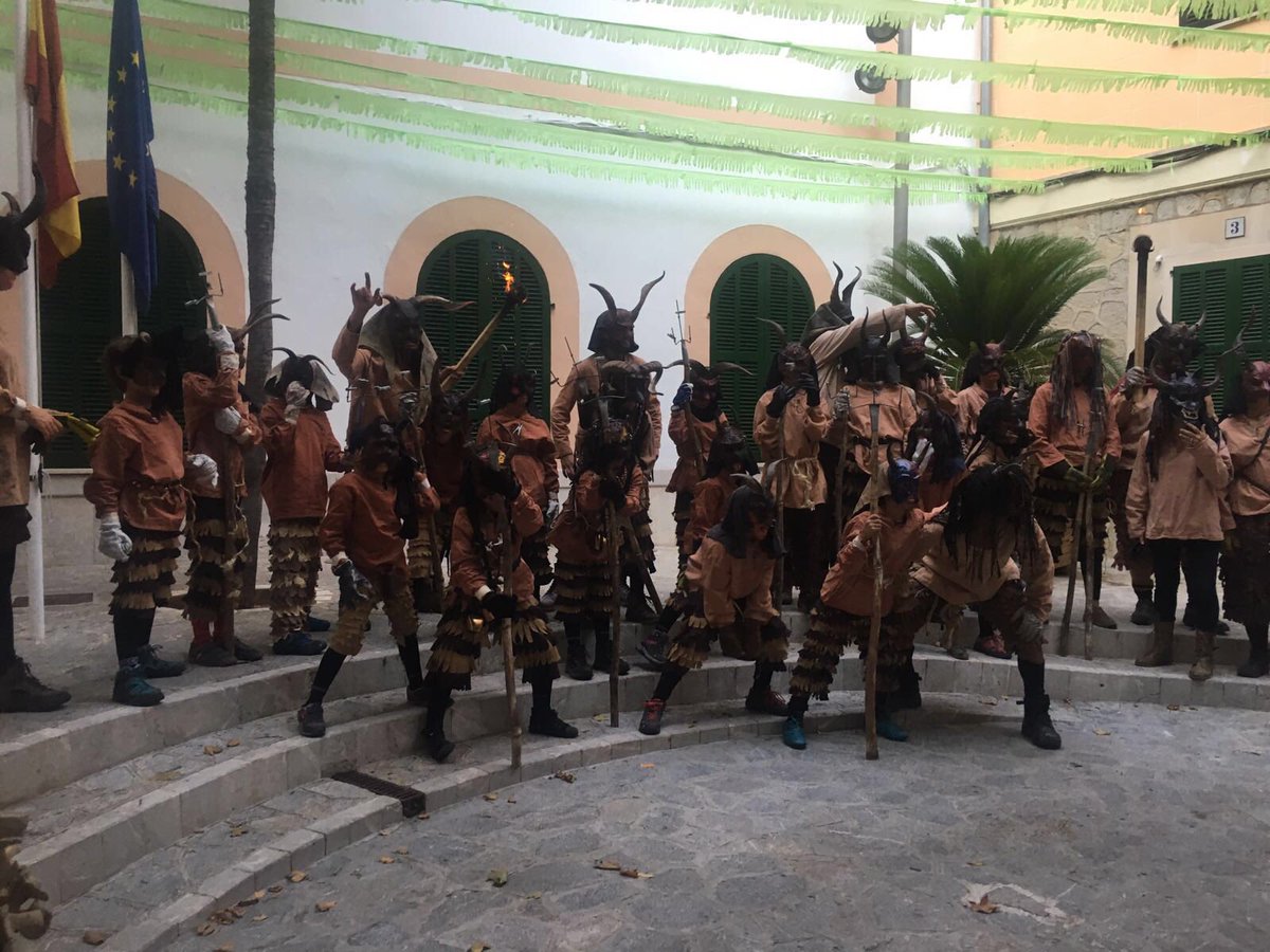 Bocsifocs's tweet photo. Gran actuació des nostres dimonions. Enhorabona!! #correfoc #CollaInfantil #dimonis #Esporles #SantPere https://t.co/f01Lb6u4uz