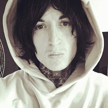 _BringMeOMAM's tweet photo. Well at least I got #olinumber2 like look @ how fraking hot he is like YAS daddy have my children #alienbabies #bmth https://t.co/mbza8EZXBX