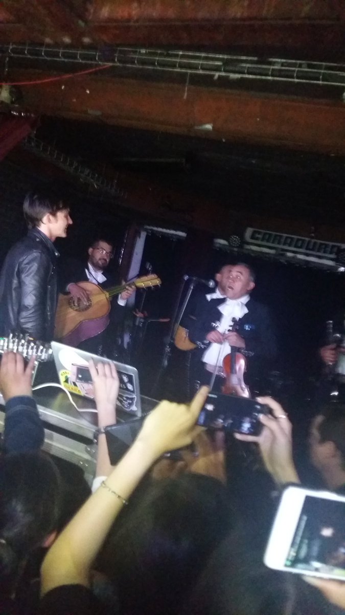 DMarielaSV's tweet photo. Festejando el cumpleaños 30 de @DrakeBell en @caraduramx 😍❤🎶
#HBDrakeBell https://t.co/ZV4XFU5HDn