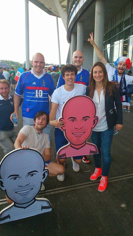 UnEuroEnPoche's tweet photo. Rencontre fortuite mais agréable au @Parc_OL avec @GaetaneThiney et @Jalletofficial avant #FRAIRL @DivinChauveCJ13 https://t.co/88bn5sUT7D