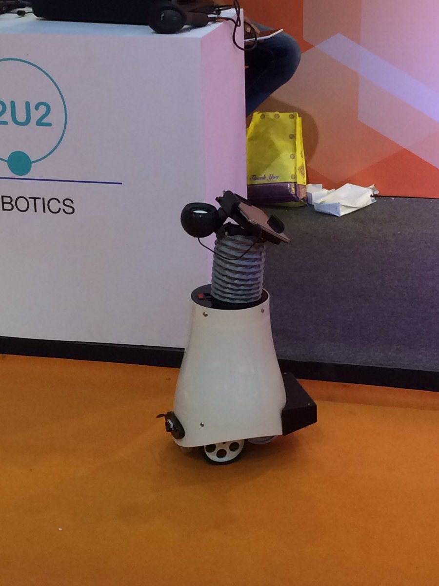 izixin's tweet photo. Meet my friend @i2u2robot at #AWSSummit https://t.co/8cPNRWCqYq