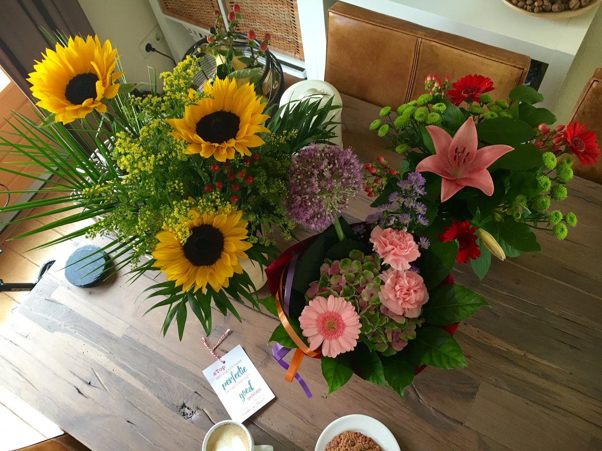 Vera_Koedooder's tweet photo. Nagenieten van een mooie dag...😊 Met veel bloemen, cappuccino, lekkere fietskoek en een goed advies...😄😉 #LifeIsGood https://t.co/zlbCYN3B9t