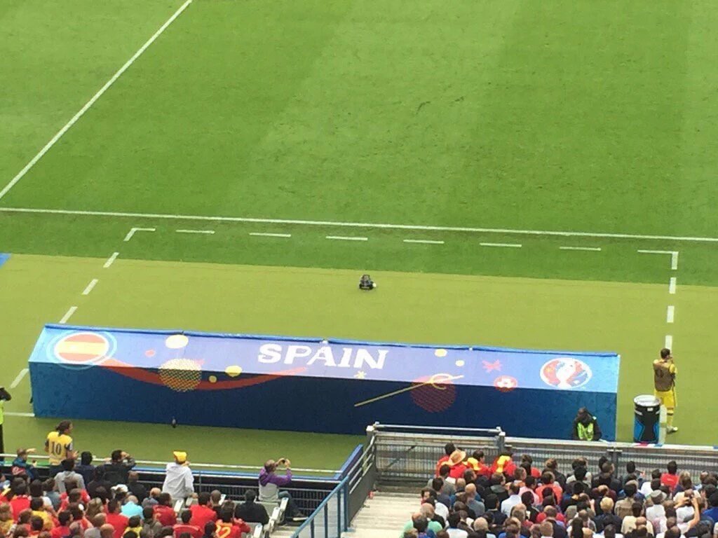 frangarr26's tweet photo. Ser ejemplo no sólo es ayudar cuando juegas..min 88, 4 partido sin jugar, lo ha ganado todo y sólo él d pie..capitán https://t.co/AzQISyhDck