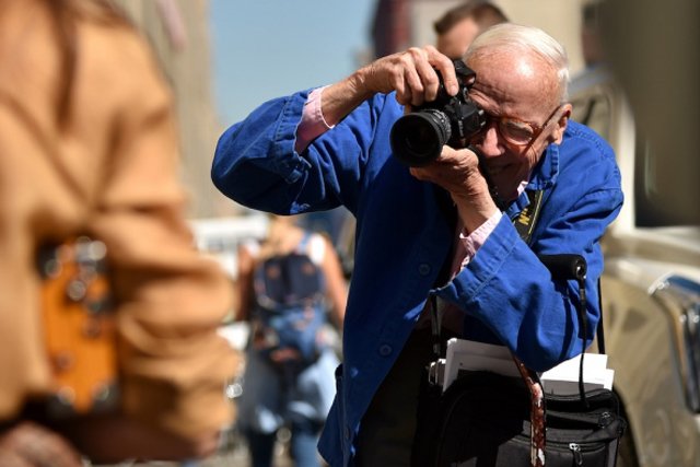 idstylecom's tweet image. Fotografer #StreetStyle legendaris, #BillCunningham wafat diusia ke 87 tahun. Read more here bit.ly/290qvzO