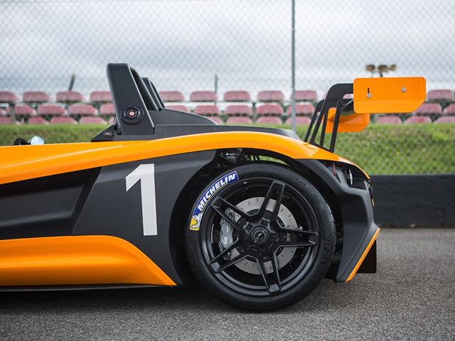 AlconUK's tweet image. By far one of our favourite cars at @fosgoodwood, the @VUHLAutomotive #05RR.
#alconbrakes👌